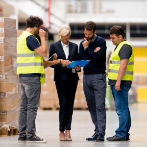 Diplomado de ergonomia, varios hombres hablando en una fábrica