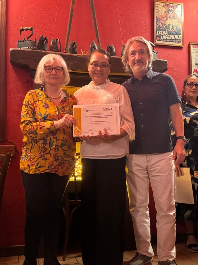 Dra. Leticia Sánchez, Médico Ocupacional de México, recibiendo sus certificados en manos de la Dra. Daniela Colombini y el Dr. Aquiles Hernández.