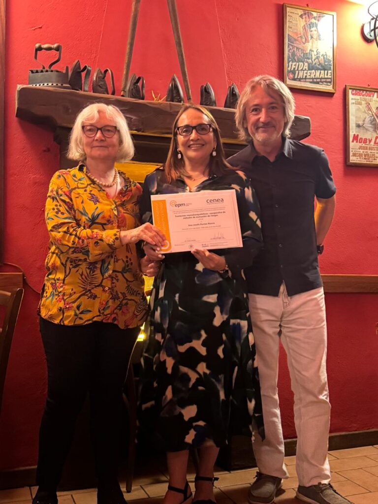 Dra. Anna Ramos, Médico Ocupacional de Honduras recibiendo sus certificados en manos de la Dra. Daniela Colombini y el Dr. Aquiles Hernández.