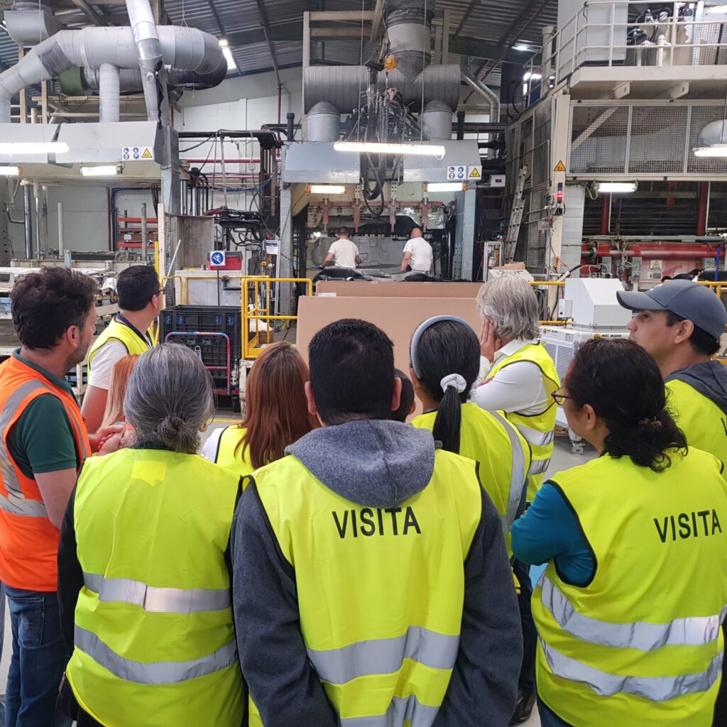 Pasantia en ergonomia laboral, grupo de gente en una fabrica aprendiendo ergonomia laboral