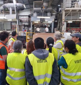 Pasantia en ergonomia laboral, grupo de gente en una fabrica aprendiendo ergonomia laboral