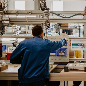 prevencion de riesgos ergonomicos, controlar riesgos ergonomicos, prevenir riesgos ergonomicos. Una persona trabajando en un puesto de trabajo